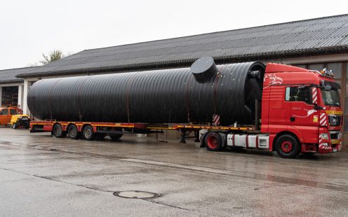 Kamion nagy átmérőjű csövet szállít